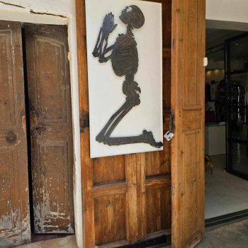 MRTEV ČLOVEK V ŽIVEM TELESU