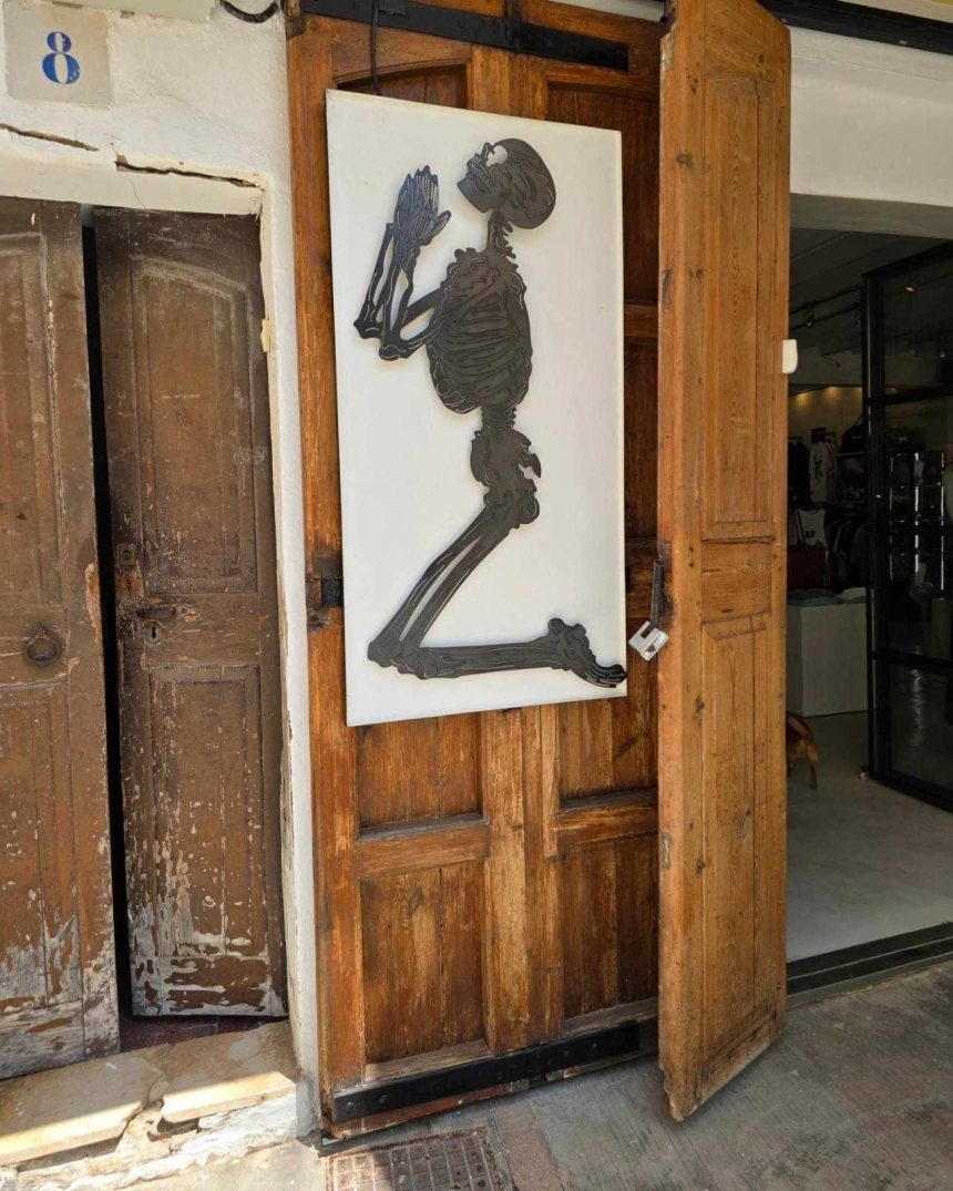 MRTEV ČLOVEK V ŽIVEM TELESU