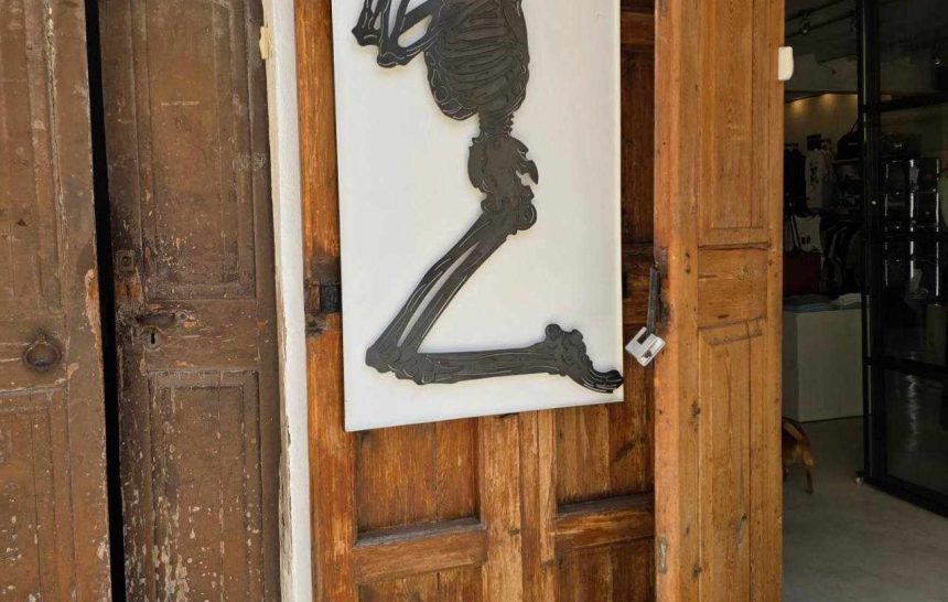 MRTEV ČLOVEK V ŽIVEM TELESU