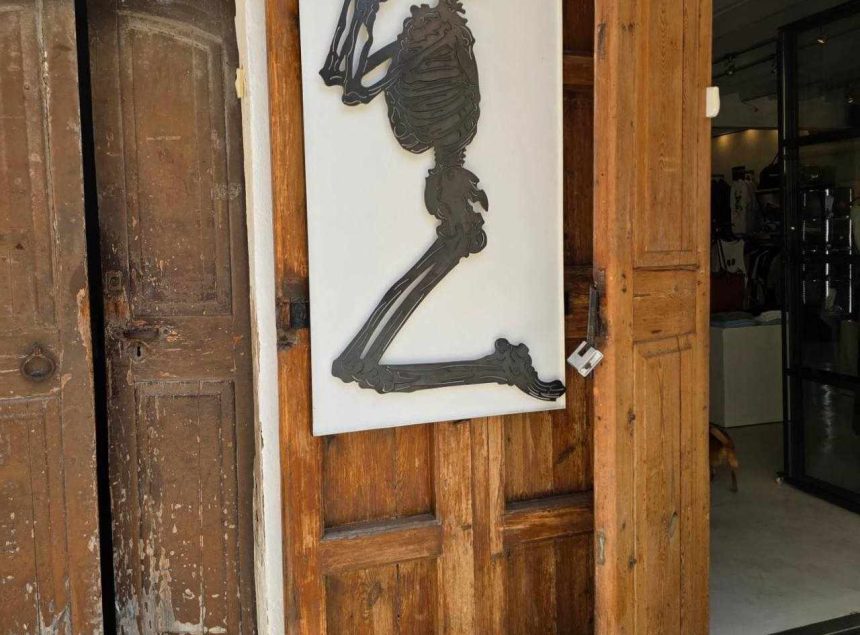 MRTEV ČLOVEK V ŽIVEM TELESU