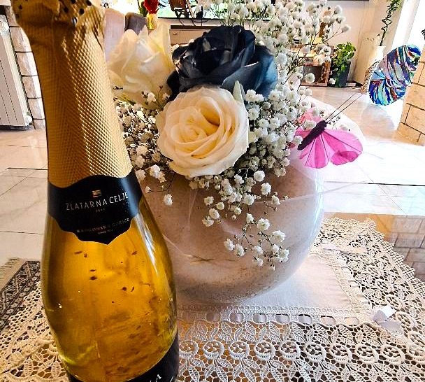 MRTVI DOBIJO VEČ ROŽ KOT ŽIVI